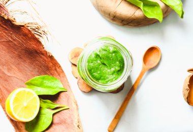 ıspanak, kivi ve narenciye ile yeşil detoks smoothie, üst görünümü