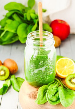 bir kavanoz, kivi ve narenciye ıspanak ile yeşil detoks smoothie