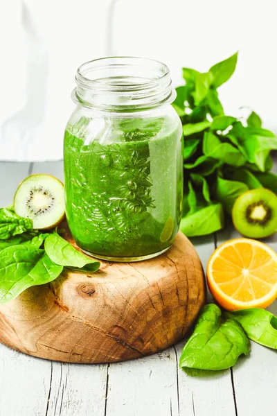 Zöld smoothie spenóttal, Kiwi és citrusfélék, nyári méregtelenítés, gyógyítani — Stock Fotó