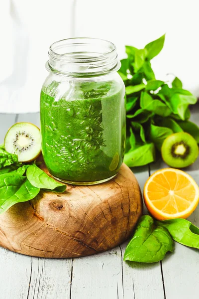 Batido verde con espinacas, kiwi y cítricos, desintoxicación de verano, curar — Foto de Stock