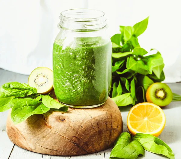 Зелений коктейль зі шпинатом, ківі та цитрусовим, літній детоксикатор, лікування — стокове фото