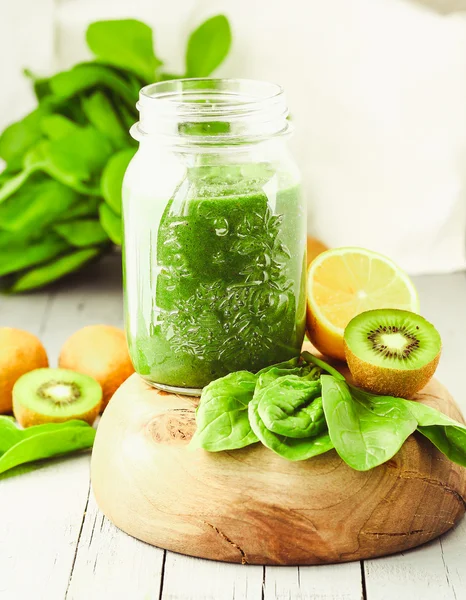 Зелений коктейль зі шпинатом, ківі та цитрусовим, літній детоксикатор, лікування — стокове фото