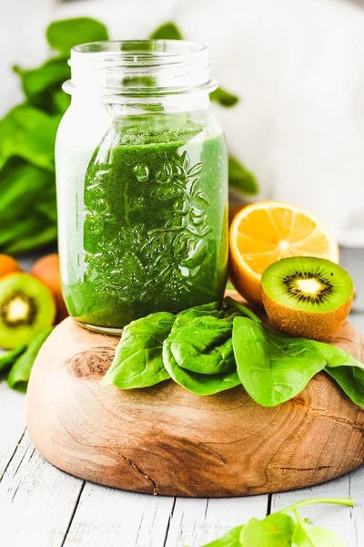 Batido verde con espinacas, kiwi y cítricos, desintoxicación de verano, curar —  Fotos de Stock