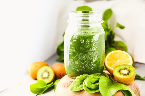 Zöld smoothie spenóttal, Kiwi és citrusfélék, nyári méregtelenítés, gyógyítani — Stock Fotó