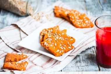 vegan bisküvi ile domates suyu ve Ayçiçeği tohumları