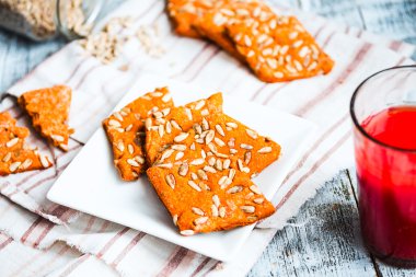 vegan bisküvi ile domates suyu ve Ayçiçeği tohumları