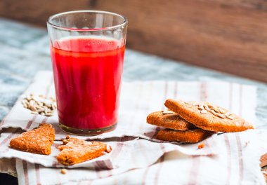 Domates suyu ile ayçiçeği tohumu temelinde Paskalya kurabiyeleri