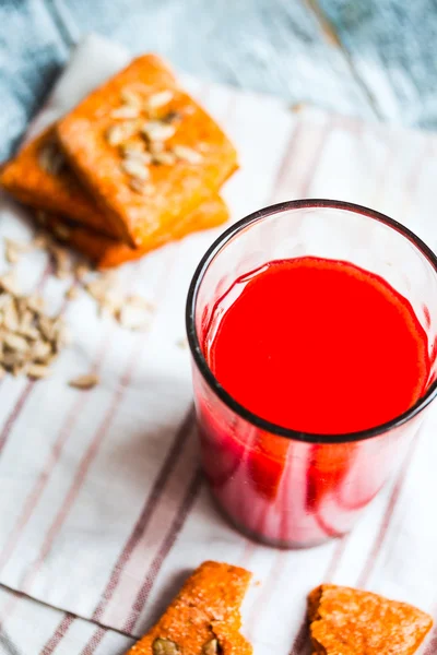 Galletas cuaresmales a base de jugo de tomate con semillas de girasol — Foto de Stock