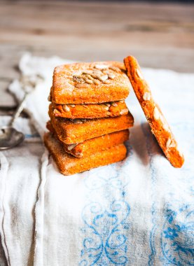 Domates suyu, tohumu, rustik ahşap b temelinde Paskalya kurabiyeleri