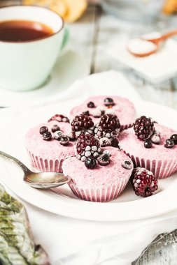 çiğ vegan berry cheesecake Hindistan cevizi, seçici odak ile