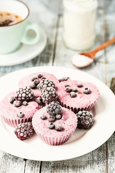 Rauwe veganist bessen cheesecake met kokosnoot, geportioneerd — Stockfoto