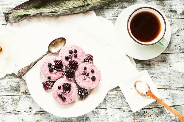 Alakart cevizli çiğ vegan berry cheesecake — Stok fotoğraf