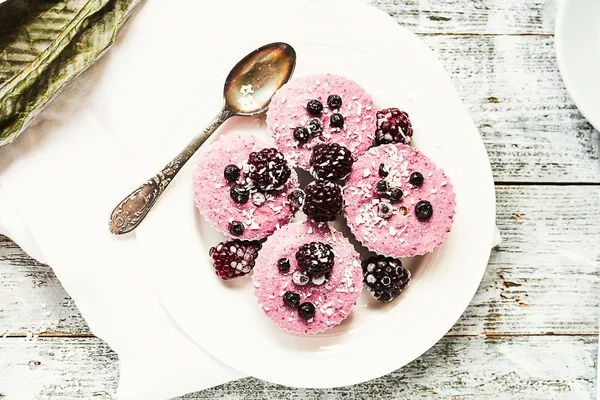 Gâteau au fromage aux baies végétalien cru avec noix de coco, vue sur le dessus — Photo