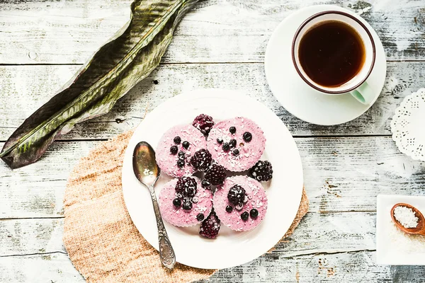 Gâteau au fromage aux baies végétalien cru avec noix de coco, vue sur le dessus — Photo