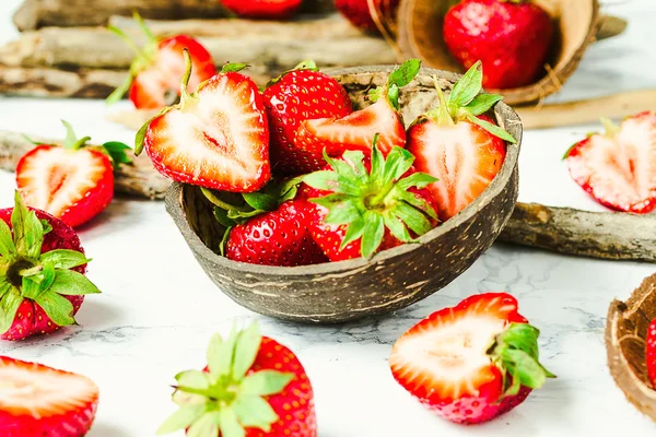 Frische saftige Erdbeeren in Kokosnussschale, Sommer — Stockfoto