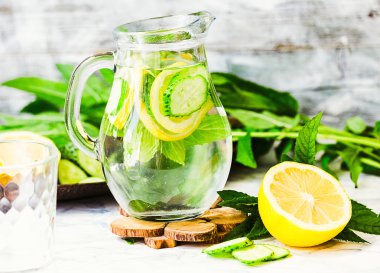 Cam limon, nane ve salatalık ile su, hafif arka plan 