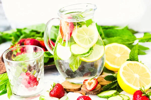 Desintoxicación por agua con limón, fresas y menta sobre fondo claro — Foto de Stock