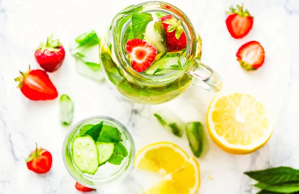 Water met citroen, ijs, aardbeien, munt. Detox. — Stockfoto