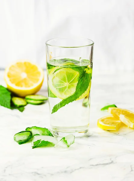 Lemonade with mint and ice in glass, morning, summer drink — Stock Photo, Image