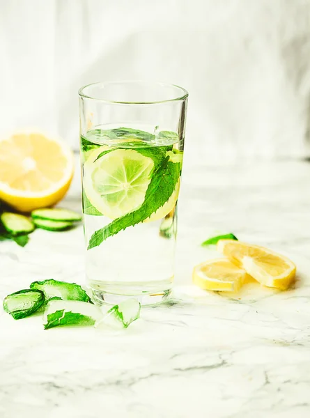 Lemonade with mint and ice in glass, morning, summer drink — Stock Photo, Image