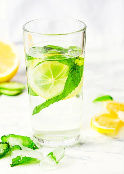 Lemonade with mint and ice in glass, morning, summer drink — Stock Photo, Image