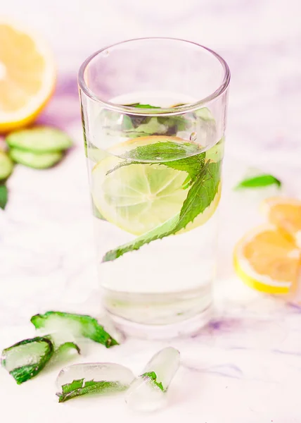 Lemonade with mint and ice in glass, morning, summer drink — Stock Photo, Image