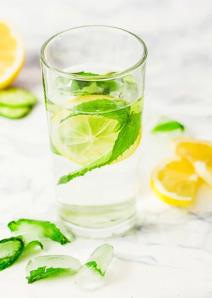 Lemonade with mint and ice in glass, morning, summer drink — Stock Photo, Image