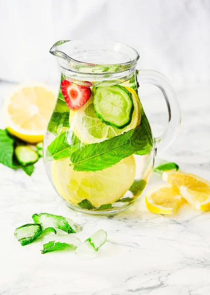 Лимонад з м'ятою та льодом у склянці, вранці, влітку напій — стокове фото