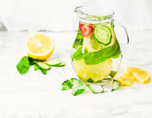 Limonade met munt en ijs in glas, ochtend, zomer drankje — Stockfoto