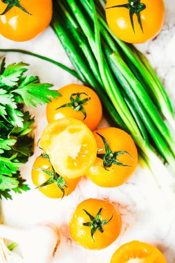 Turuncu domates, sulu yaz sebze ve Yeşiller, üstten görünüm