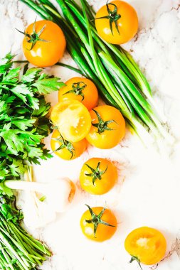 Turuncu domates, sulu yaz sebze ve Yeşiller, üstten görünüm