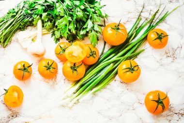 Turuncu domates, sulu yaz sebze ve Yeşiller, üstten görünüm