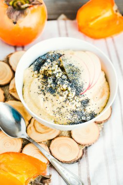 apple, Trabzon hurması, haşhaş tohumu ve yeşil buğday ile yulaf ezmesi