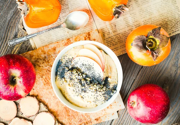 Harina de avena con manzana, caqui, semillas de amapola y trigo sarraceno verde — Foto de Stock