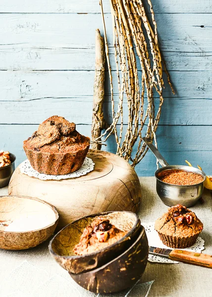 Pastel de chocolate con calabaza y nueces, hornear en otoño, rústico —  Fotos de Stock