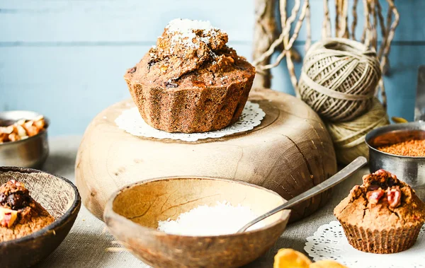 Pastel de chocolate con calabaza, azúcar de coco y coco, otoño b —  Fotos de Stock