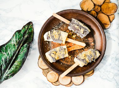 Donmuş Muz çikolata ve fındık, ham yaz tatlı ile