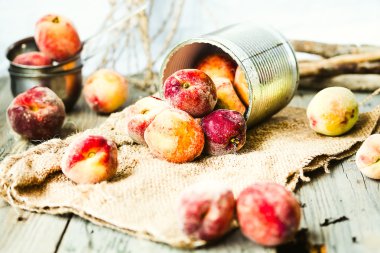 Arka planda bir teneke, sonbahar rustik taze şeftali