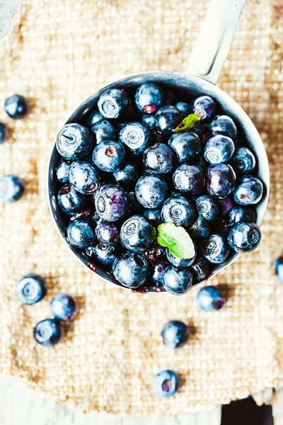 Frische Blaubeeren, Johannisbeeren und Stachelbeeren in der metallischen Pla — Stockfoto