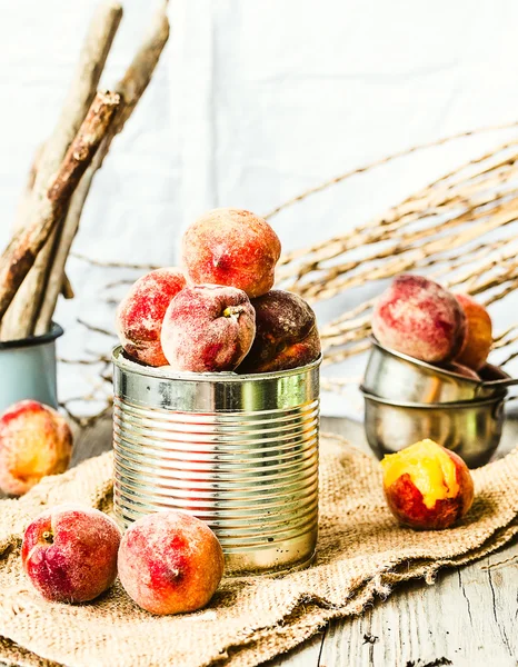 Verse perziken in een tin, herfst rustieke achtergrond — Stockfoto