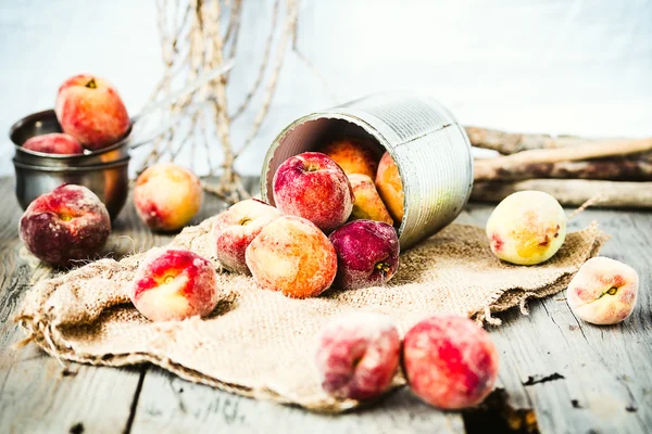 Melocotones frescos en una lata, fondo rústico de otoño — Foto de Stock
