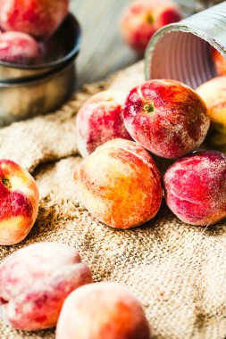 Arka planda bir teneke, sonbahar rustik taze şeftali