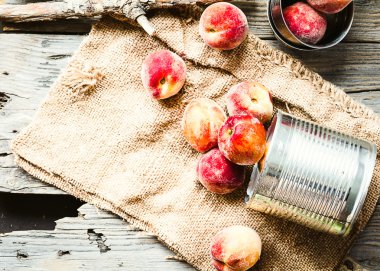 Teneke, metin için yer içinde taze şeftali