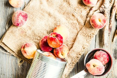 Teneke, metin için yer içinde taze şeftali