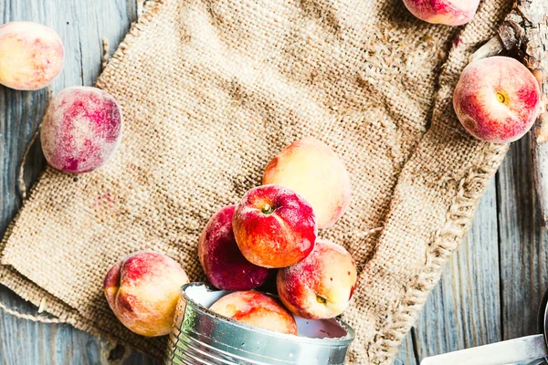 Frische Pfirsiche in der Dose, Platz für Text — Stockfoto