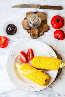 tuz ve siyah ile haşlanmış tatlı mısır ve domates, akşam yemeği