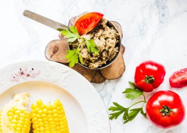 tuz ve siyah ile haşlanmış tatlı mısır ve domates, üst görünümü