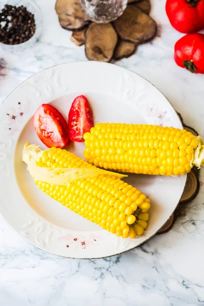 Maíz dulce hervido y tomates con sal y negro, cena — Foto de Stock