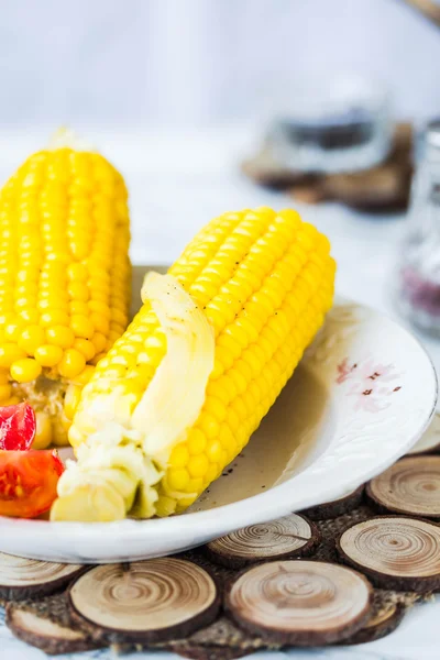 Boiled sweet corn and tomatoes with salt and black, dinner,selec — Stock Photo, Image