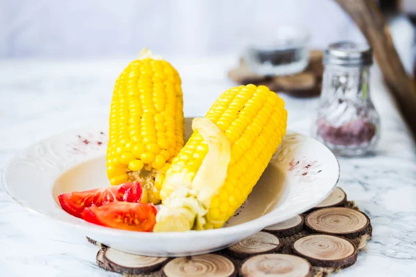 Boiled sweet corn and tomatoes with salt and black, dinner,selec — Stock Photo, Image